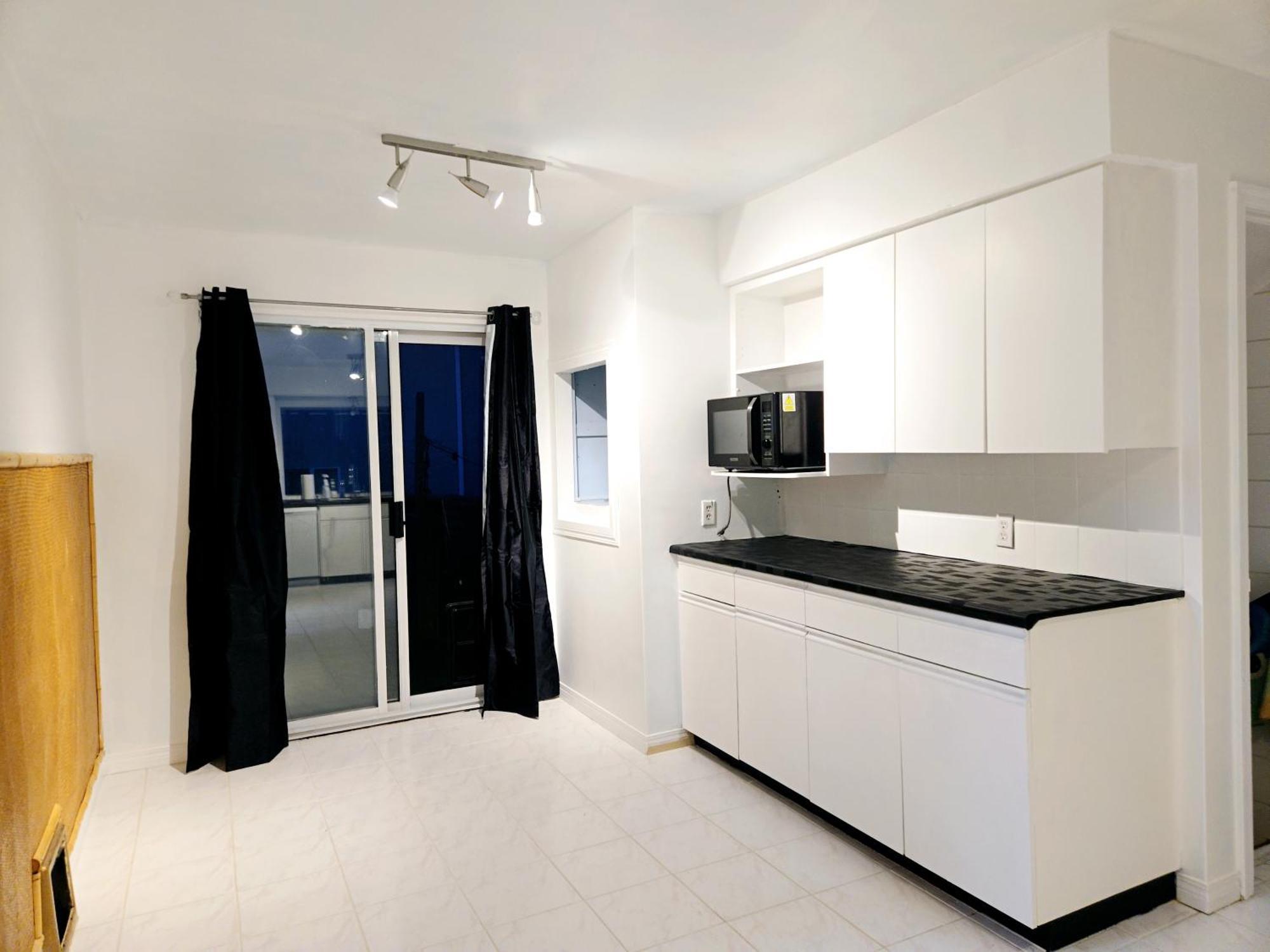 Cozy Stylish Black & White Design In The Heart Of Vancouver! Private Parking, Self Check-in & Just 4 Mins To Metrotown!