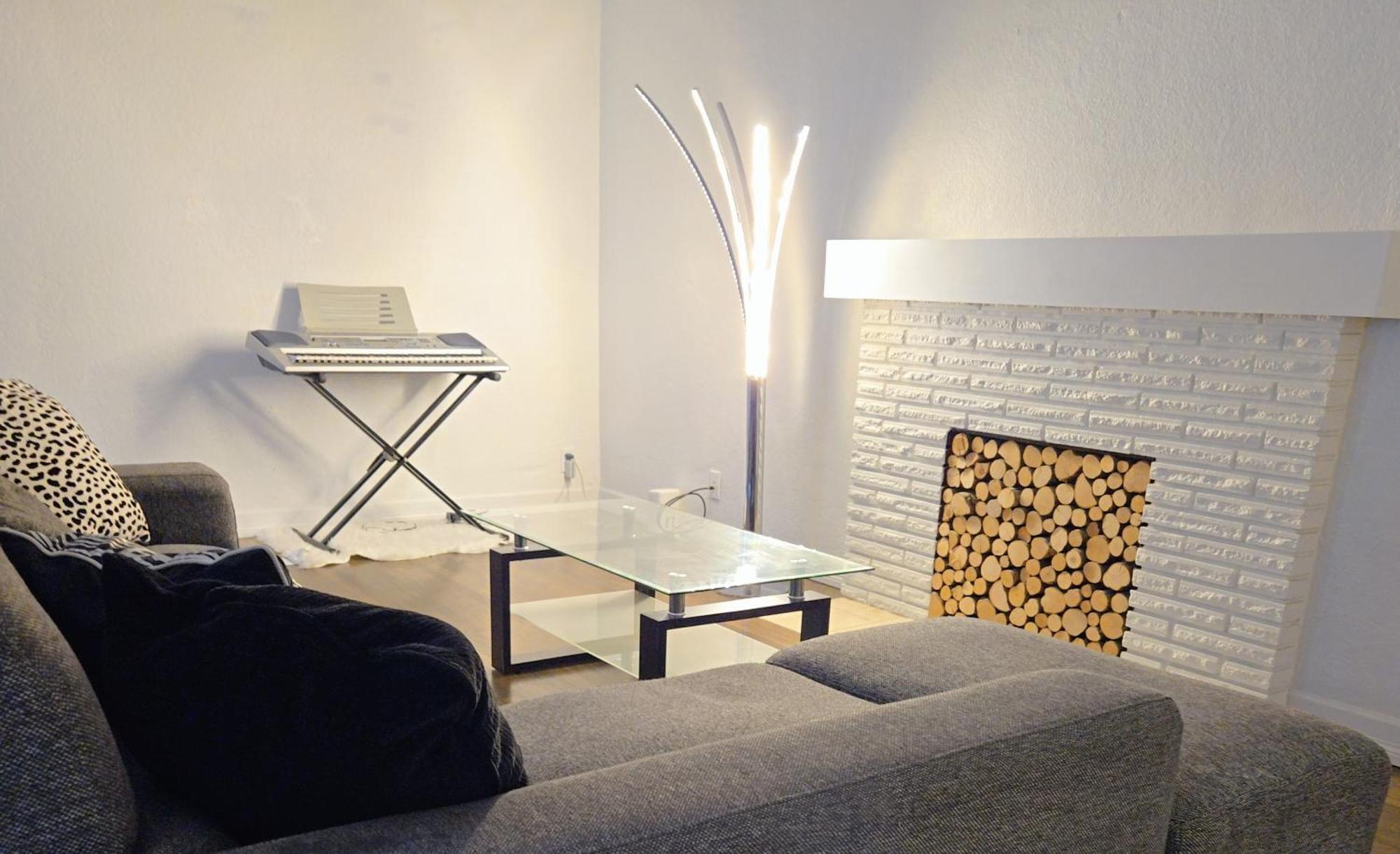 Cozy Stylish Black & White Design In The Heart Of Vancouver! Private Parking, Self Check-in & Just 4 Mins To Metrotown! Homestay
