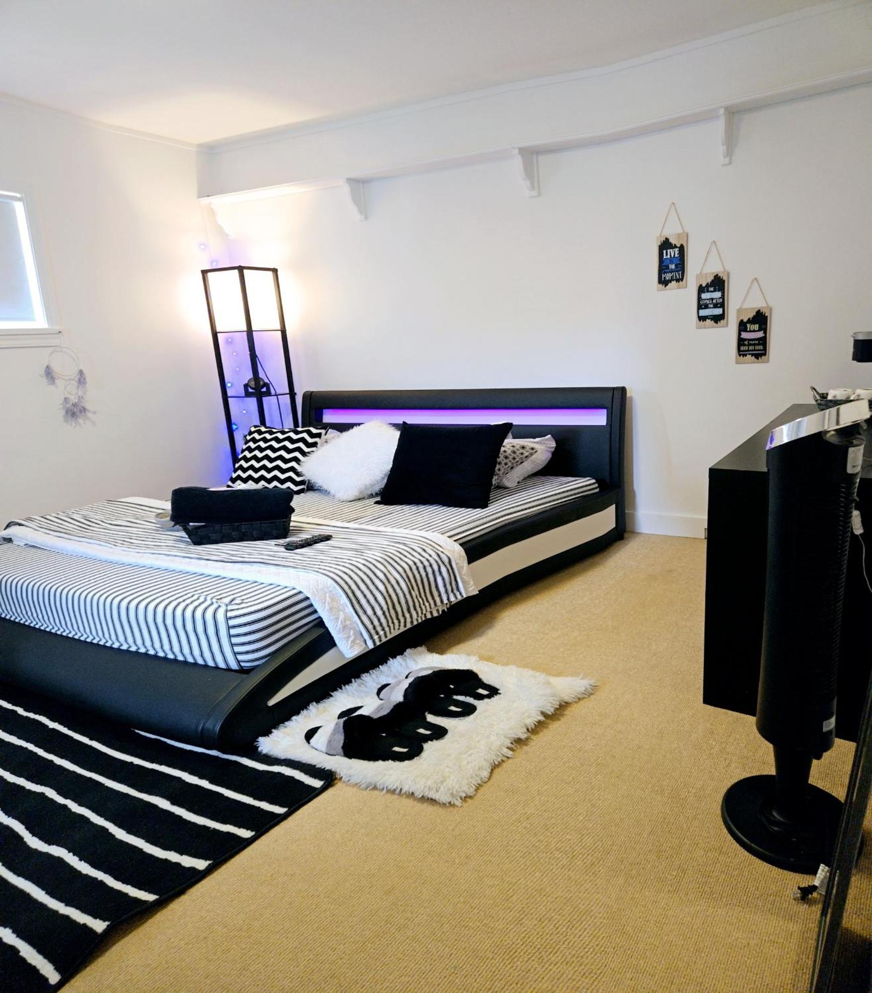 Homestay Cozy Stylish Black & White Design In The Heart Of Vancouver! Private Parking, Self Check-in & Just 4 Mins To Metrotown! Vancouver