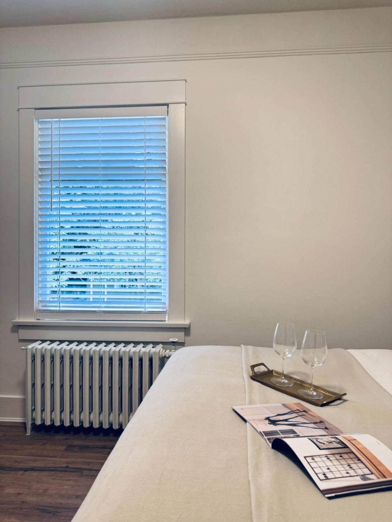 Deluxe Queen Bedroom With Bathroom In West Vancouver
