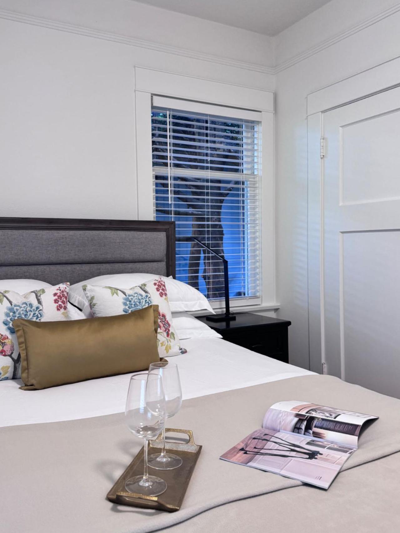 Deluxe Queen Bedroom With Bathroom In West