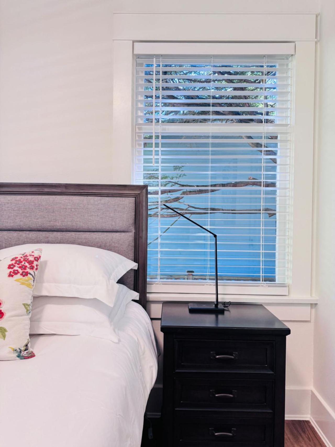Deluxe Queen Bedroom With Bathroom In West *