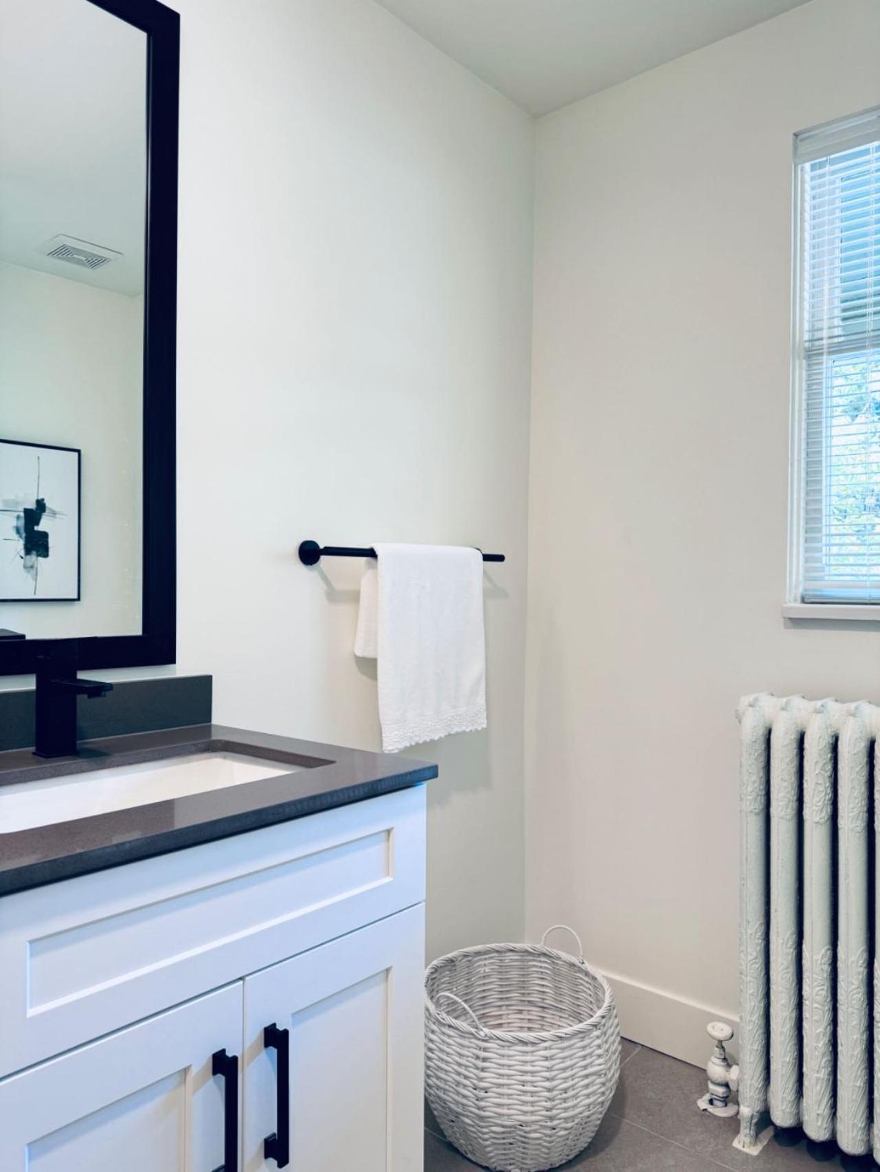 Deluxe Queen Bedroom With Bathroom In West Guest house Vancouver