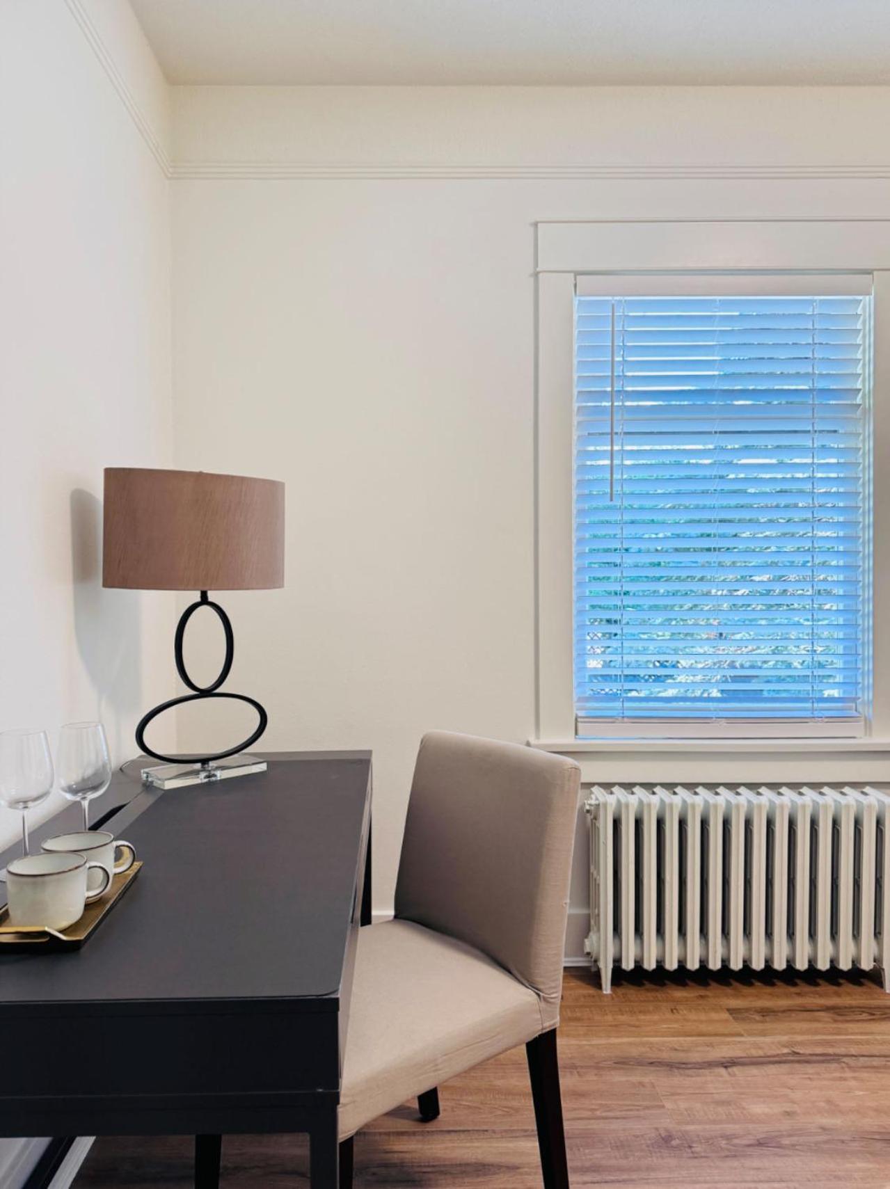 Deluxe Queen Bedroom With Bathroom In West Guest house Vancouver