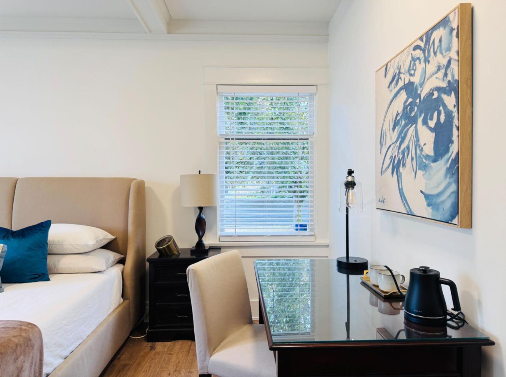Guest house Master King Bedroom Private Bathroom In West Vancouver
