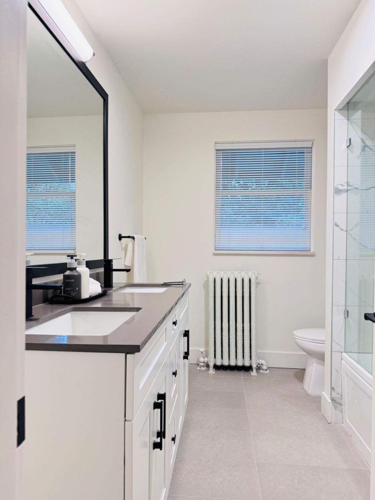 Guest house Deluxe Queen Bedroom With Bathroom In West
