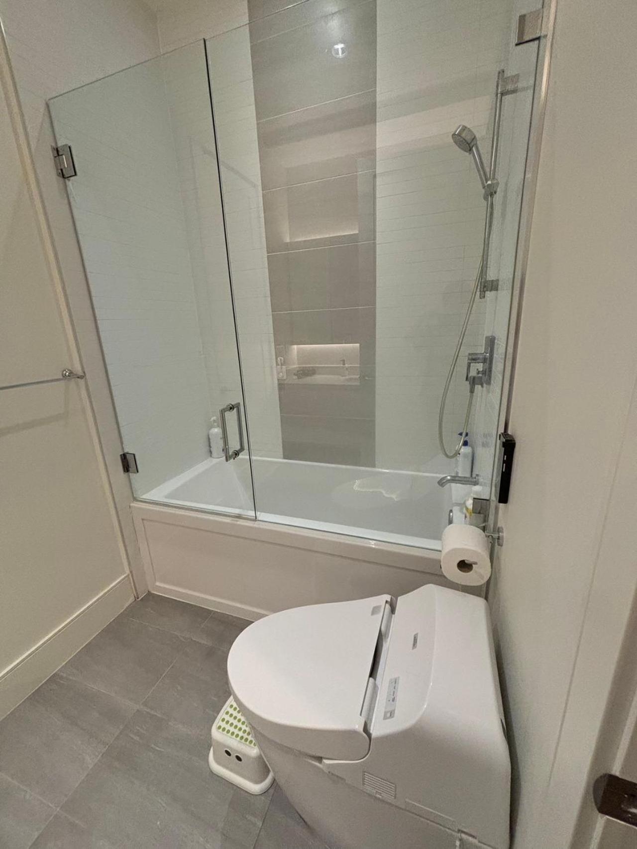 Homestay King Size Bedroom With Private Bath & Living