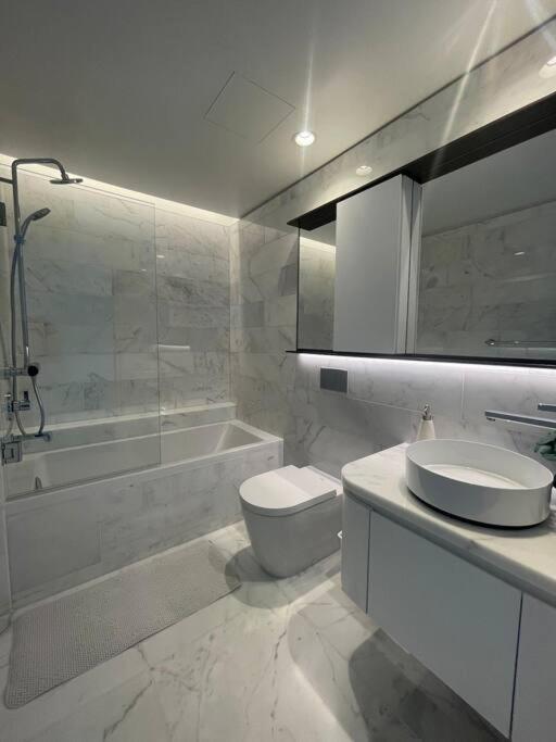 Modern High-rise Stunning City & Bay Views *