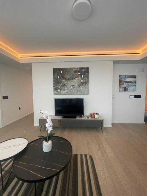 Modern High-rise Stunning City & Bay Views Vancouver