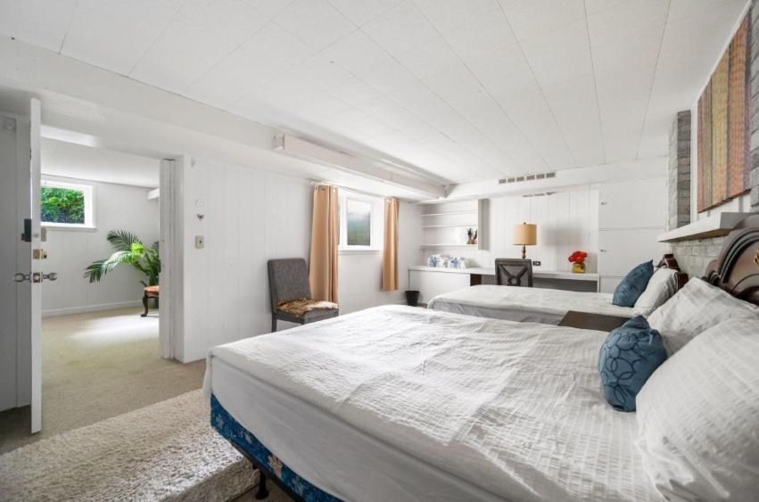 Guest house Spacious Bedroom House In With Modern Amenities
