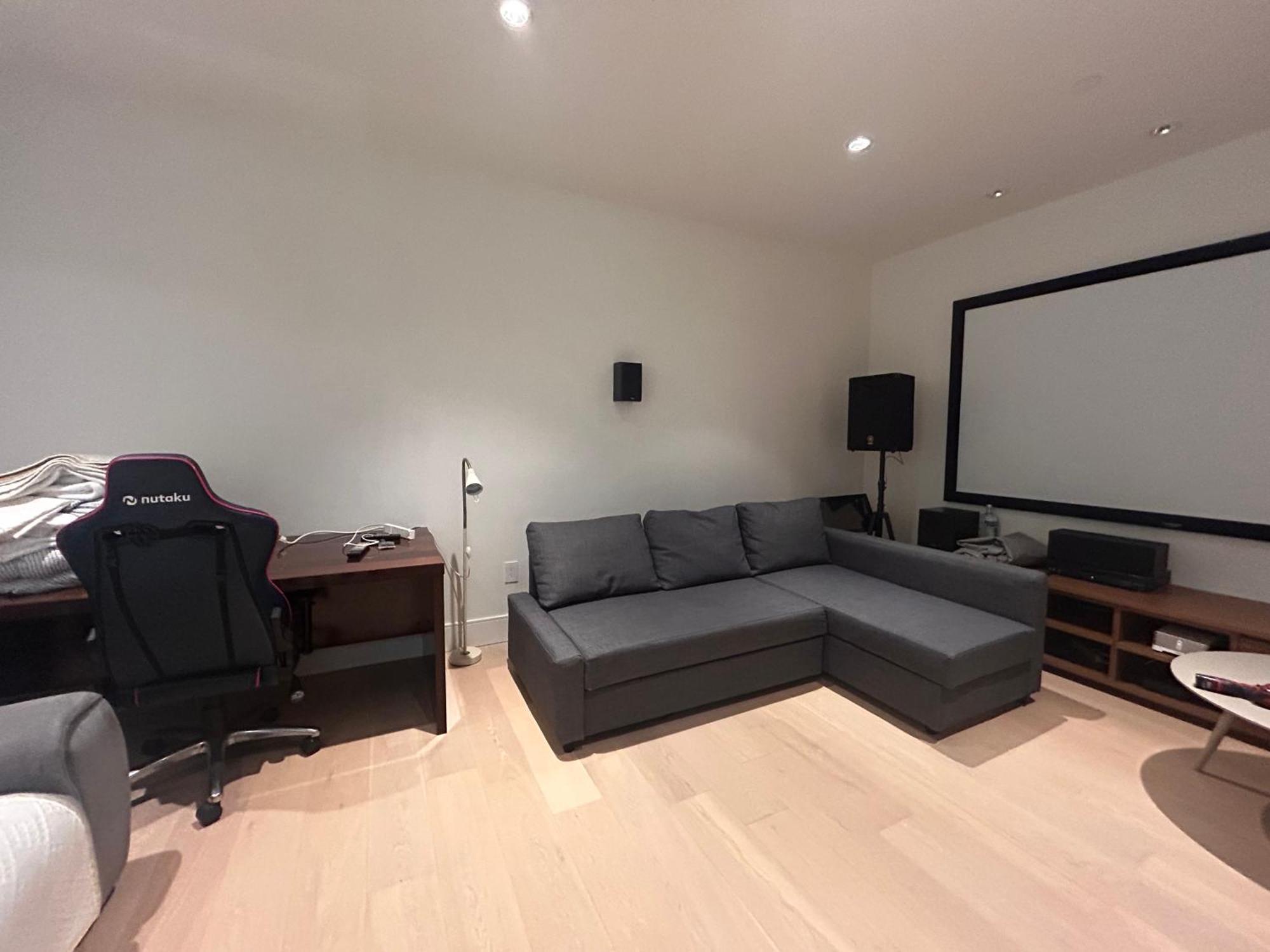 Cozy Bedroom With Private Bathroom In West * Vancouver