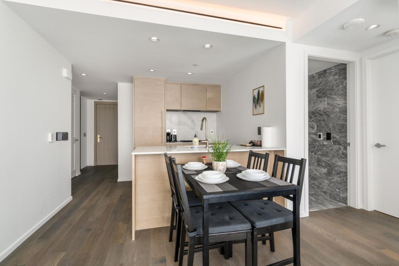 Luxury High-rise With Stunning Views Apartment