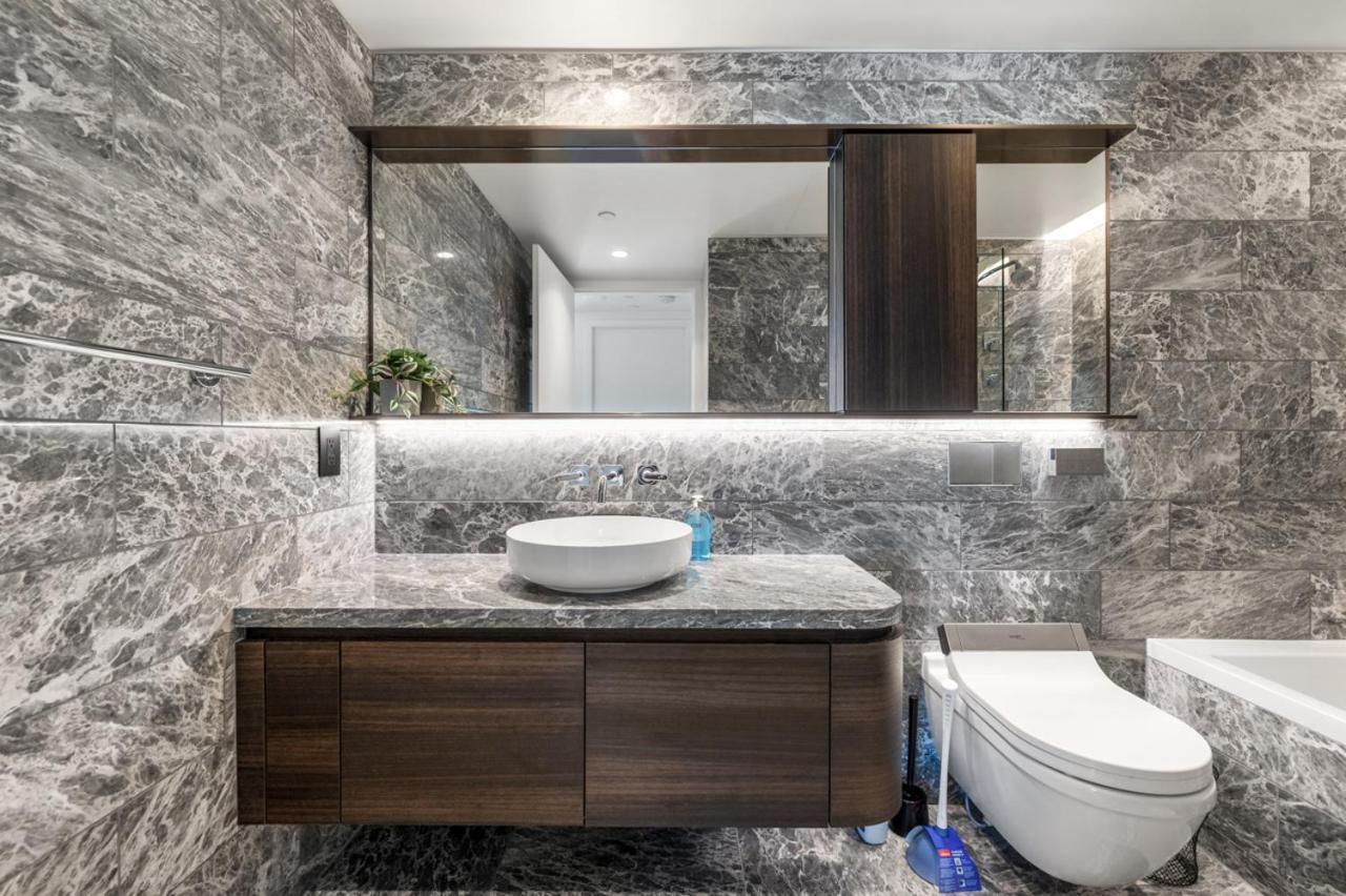 Luxury High-rise With Stunning Views *