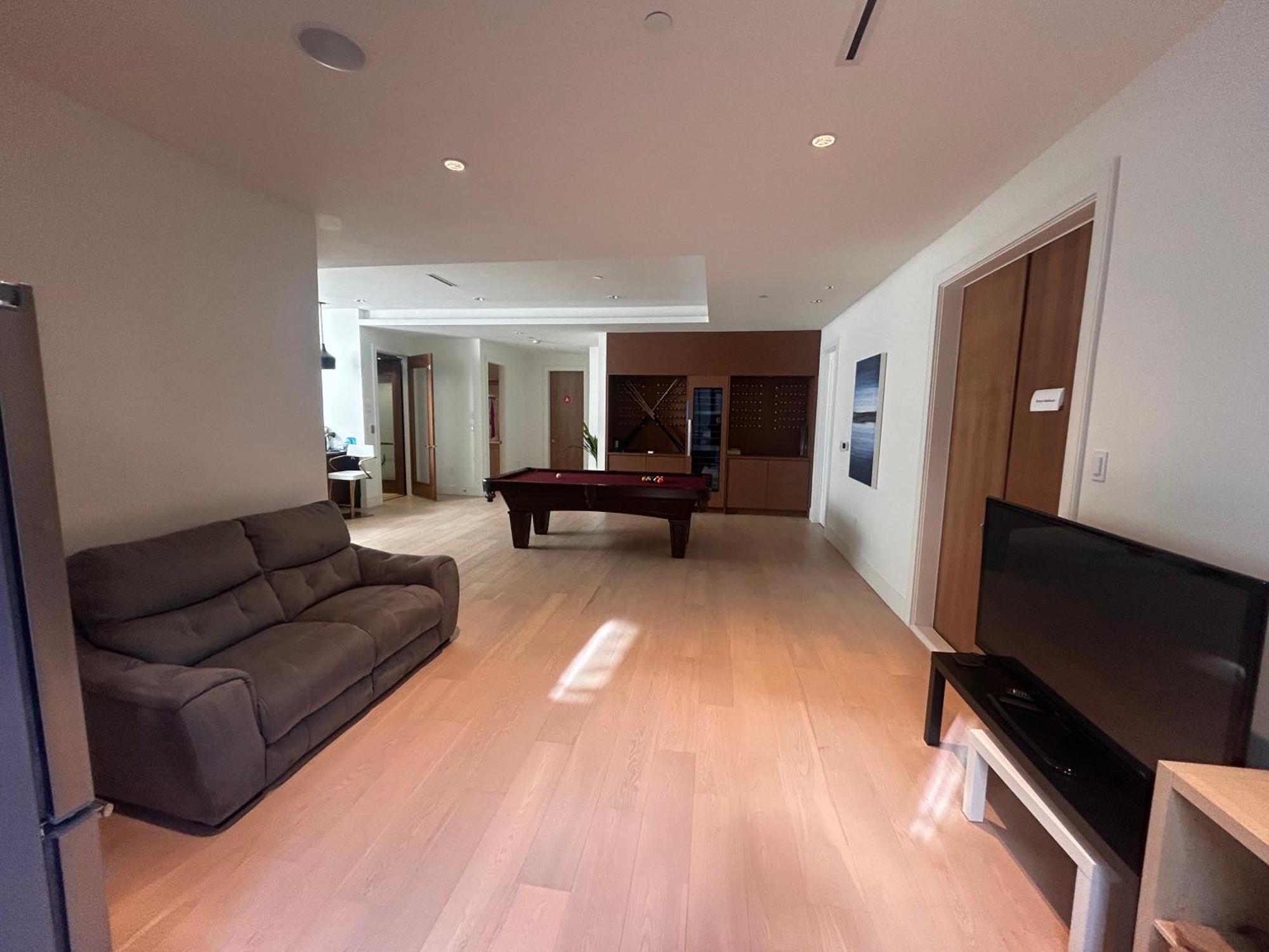 Homestay King Size Bedroom With Private Bath & Living