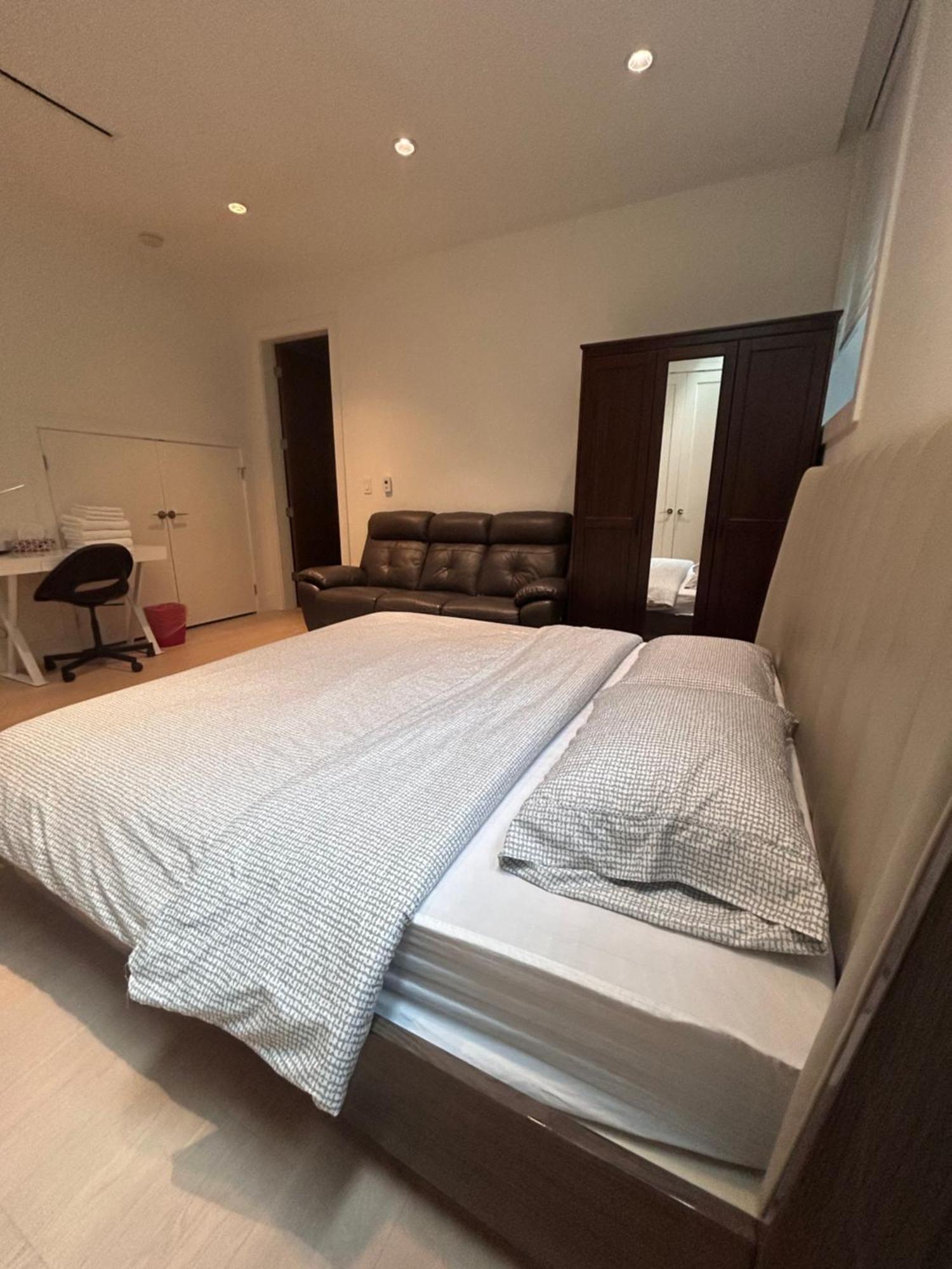 Homestay King Size Bedroom With Private Bath & Living