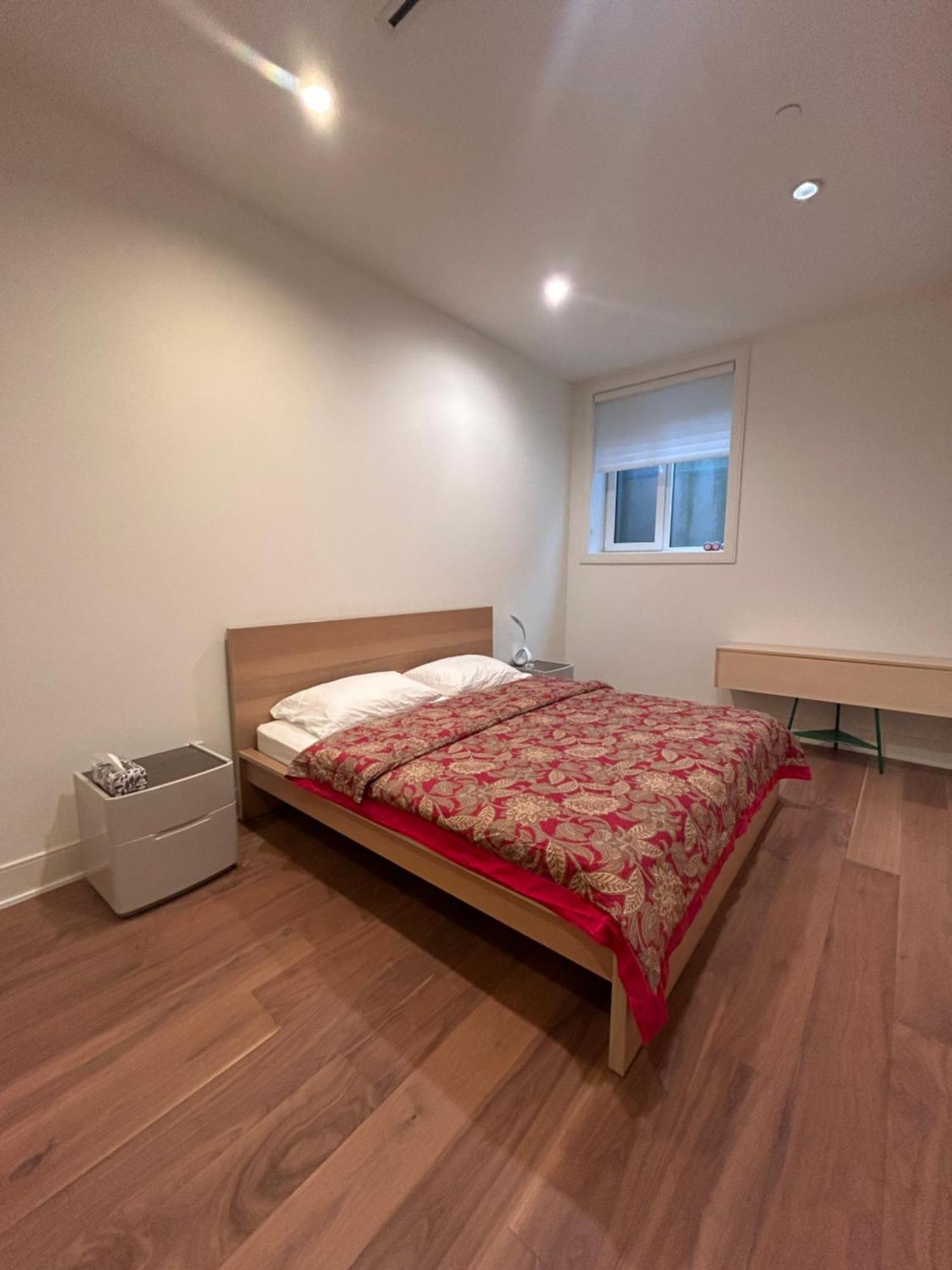 Homestay King Size Bedroom With Private Bath & Living *