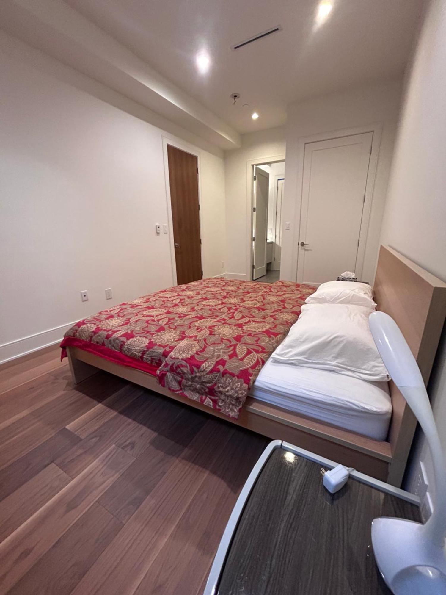 King Size Bedroom With Private Bath & Living Homestay