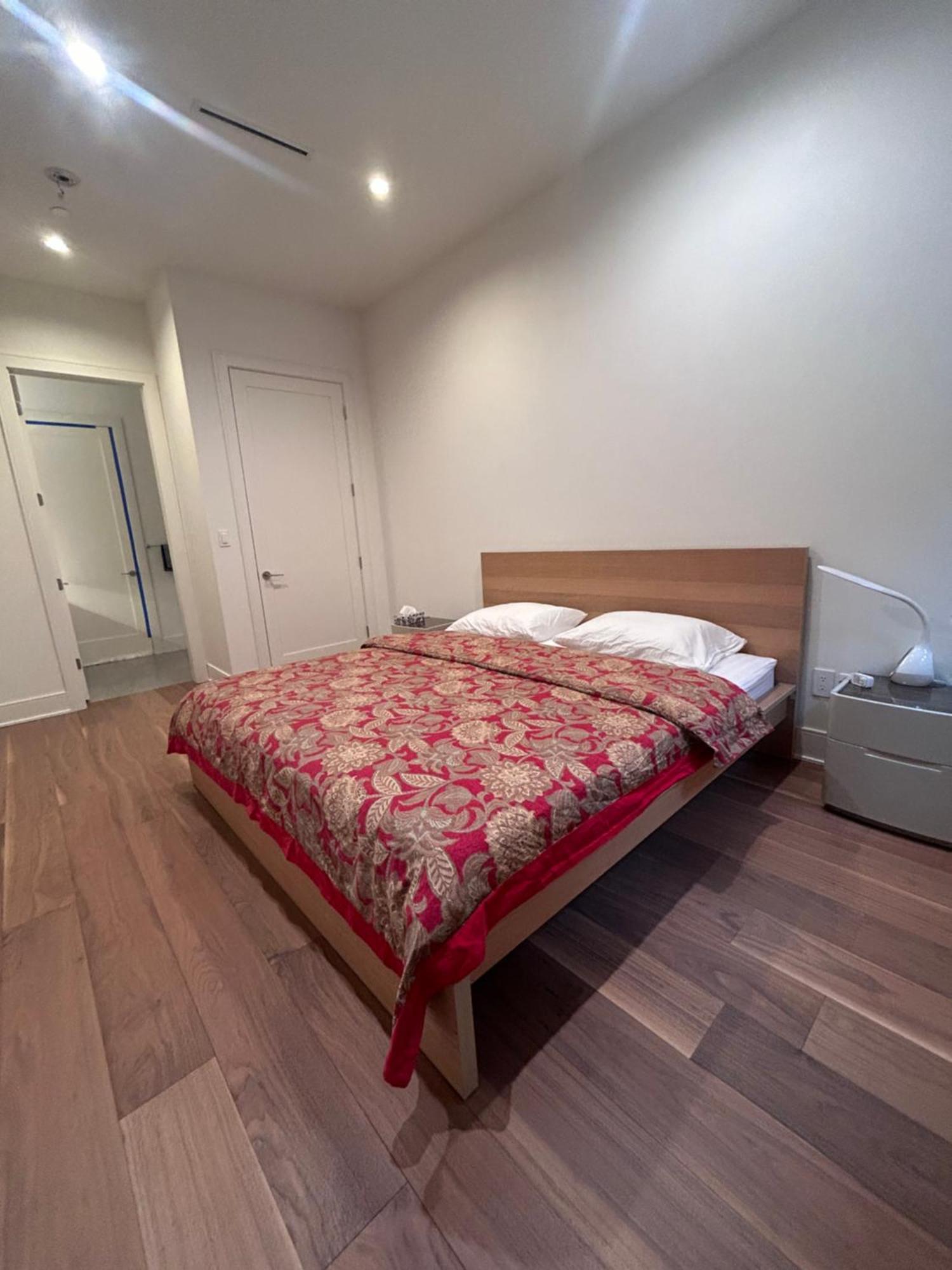 Homestay King Size Bedroom With Private Bath & Living