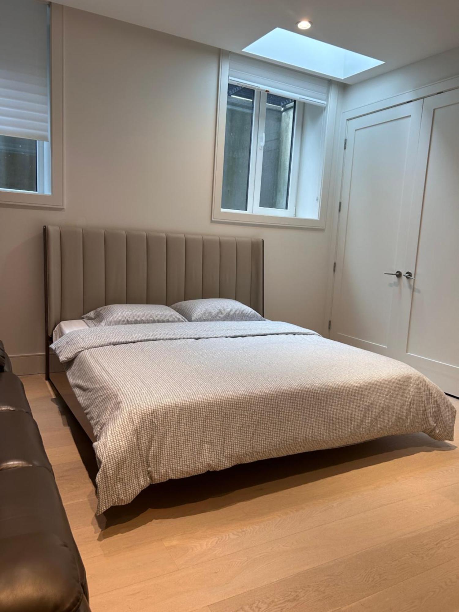 Homestay King Size Bedroom With Private Bath & Living Vancouver