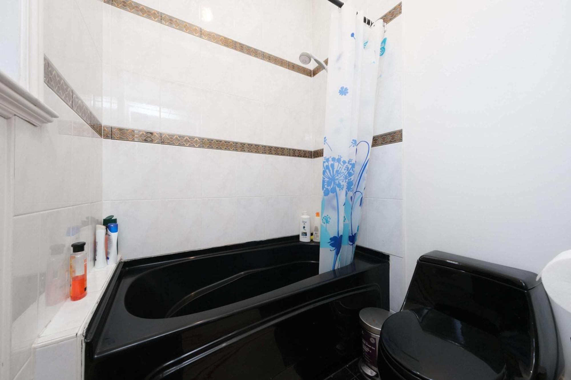 Private With Shared Washroom In Homestay Holiday home *