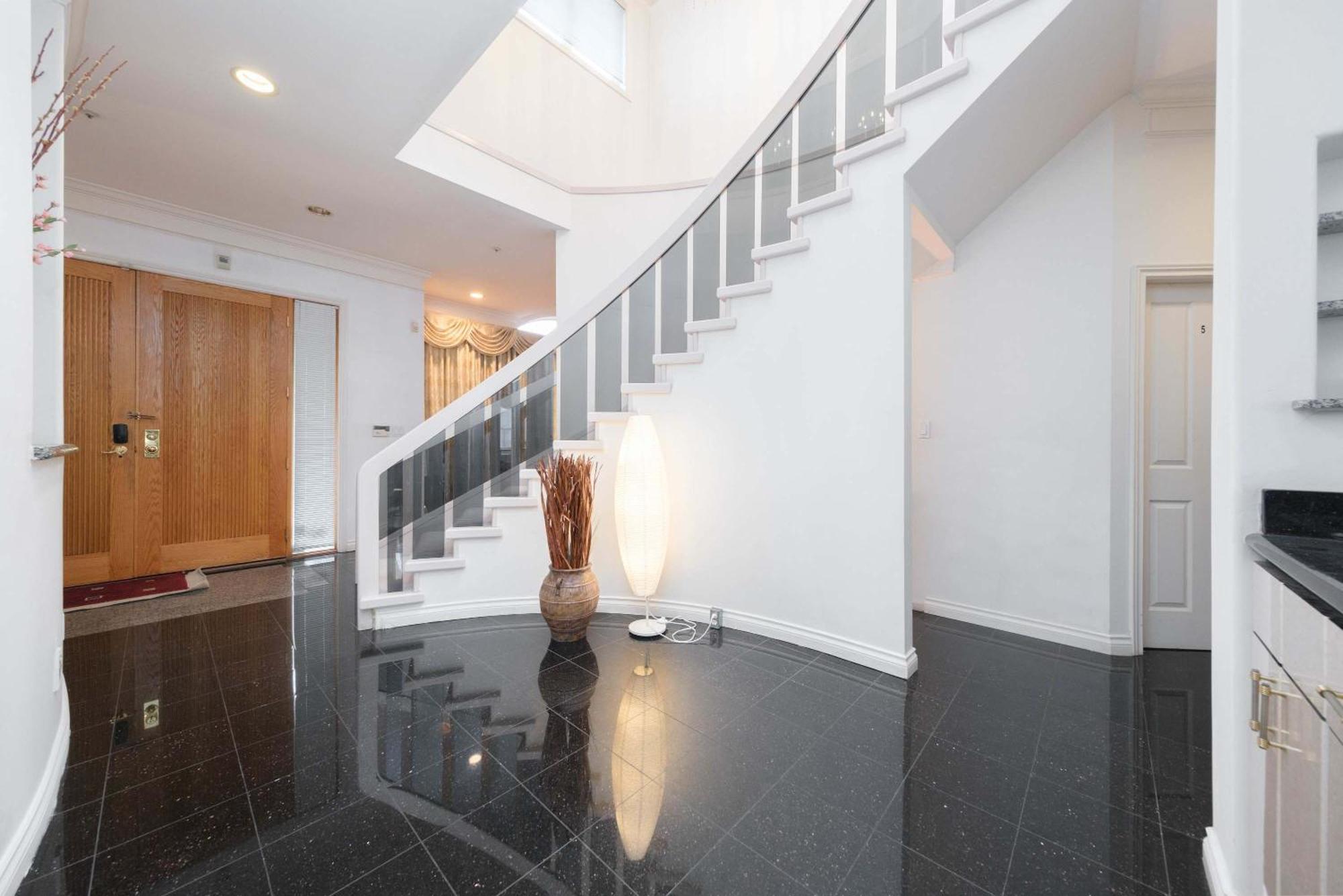 Private With Shared Washroom In Homestay Holiday home Vancouver