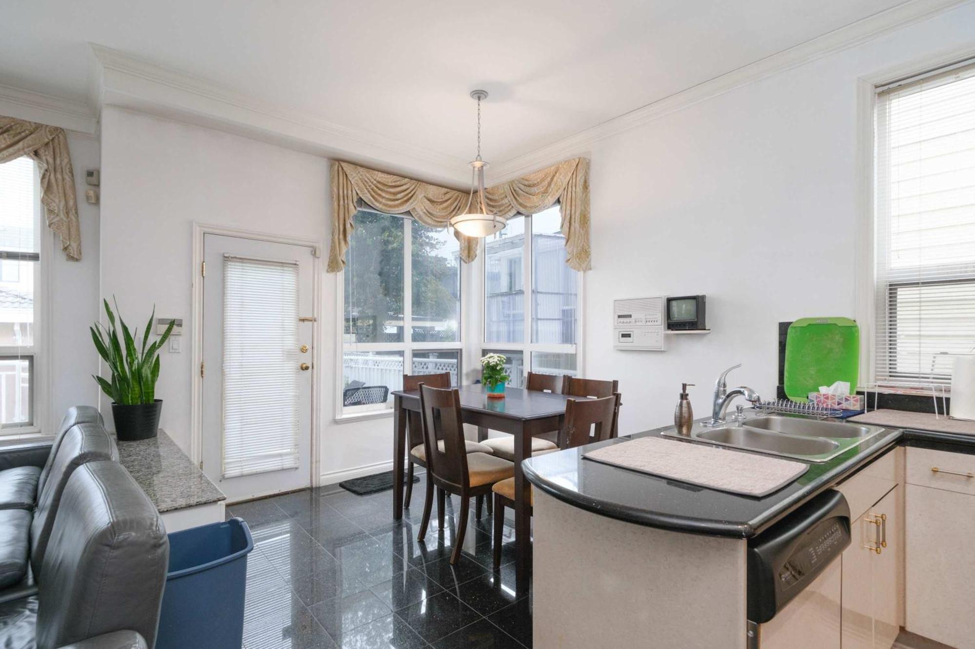 Private With Shared Washroom In Homestay