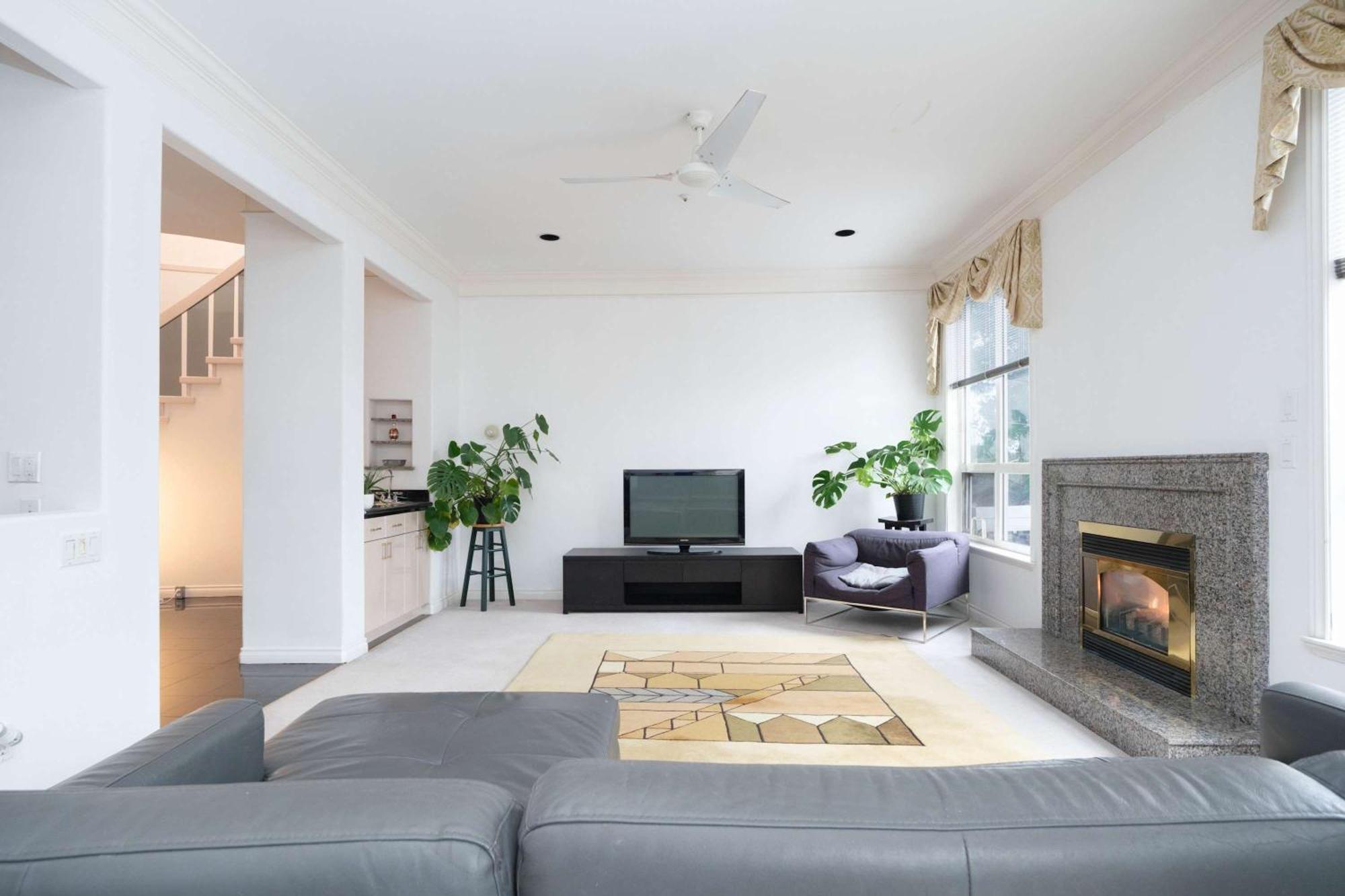Holiday home Private With Shared Washroom In Homestay