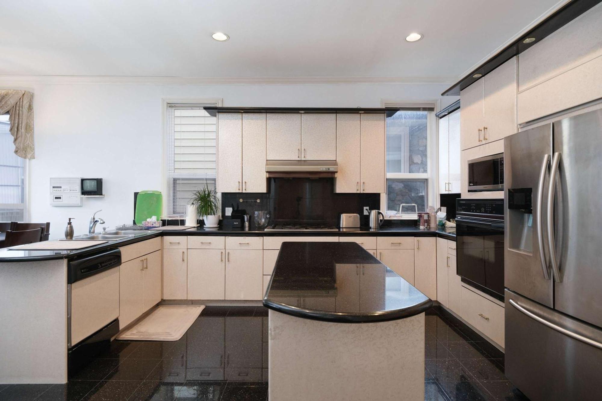Private With Shared Washroom In Homestay Vancouver
