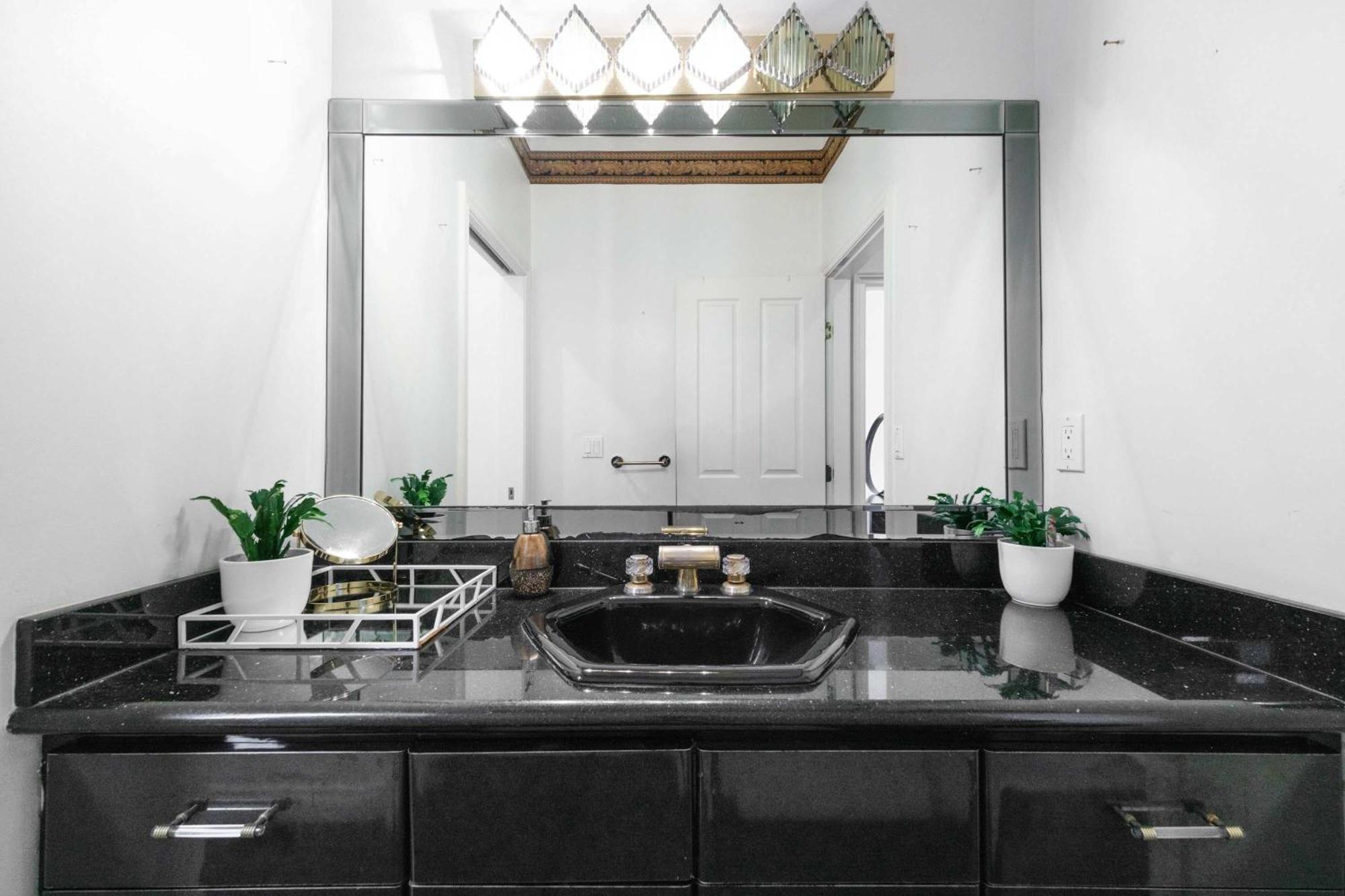 Private With Shared Washroom In Homestay Holiday home Vancouver
