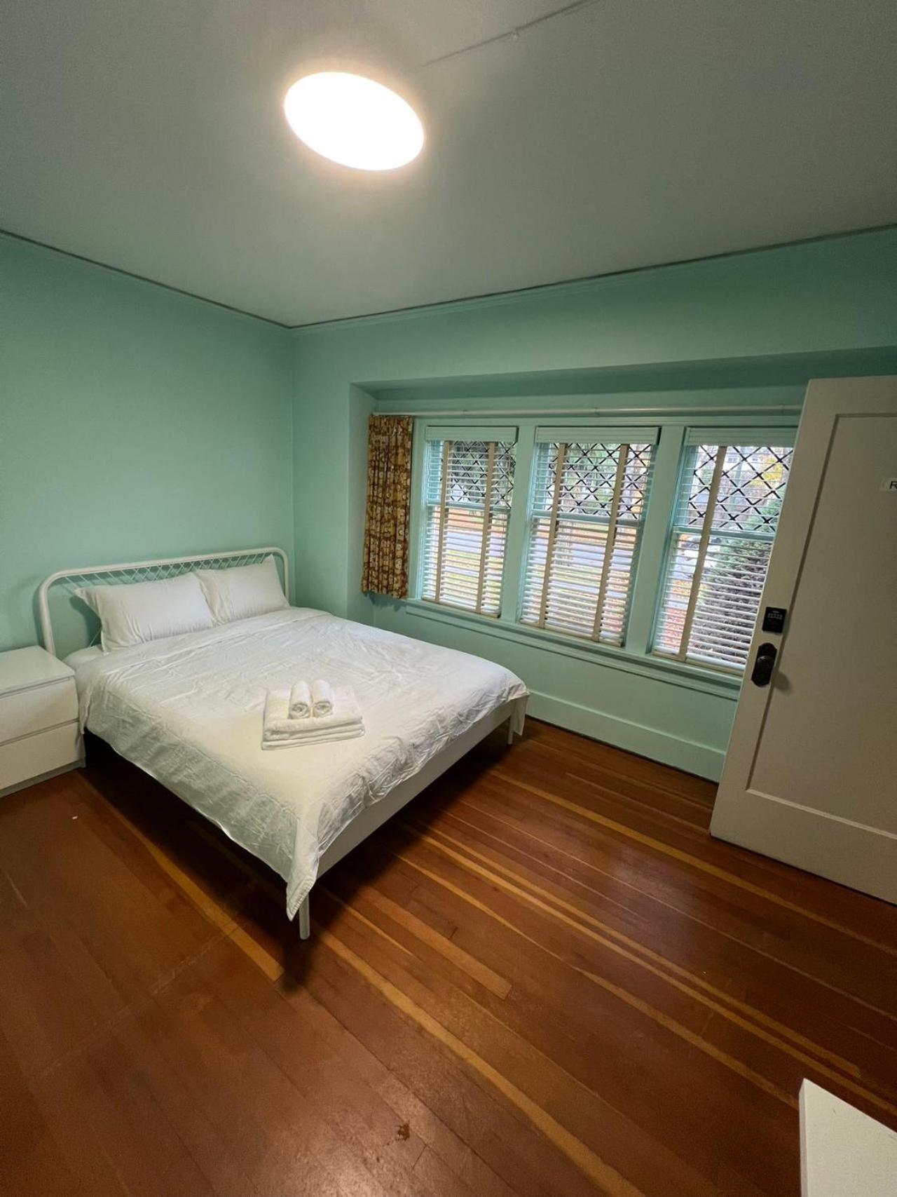 Vintage And Secluded In West Homestay Vancouver
