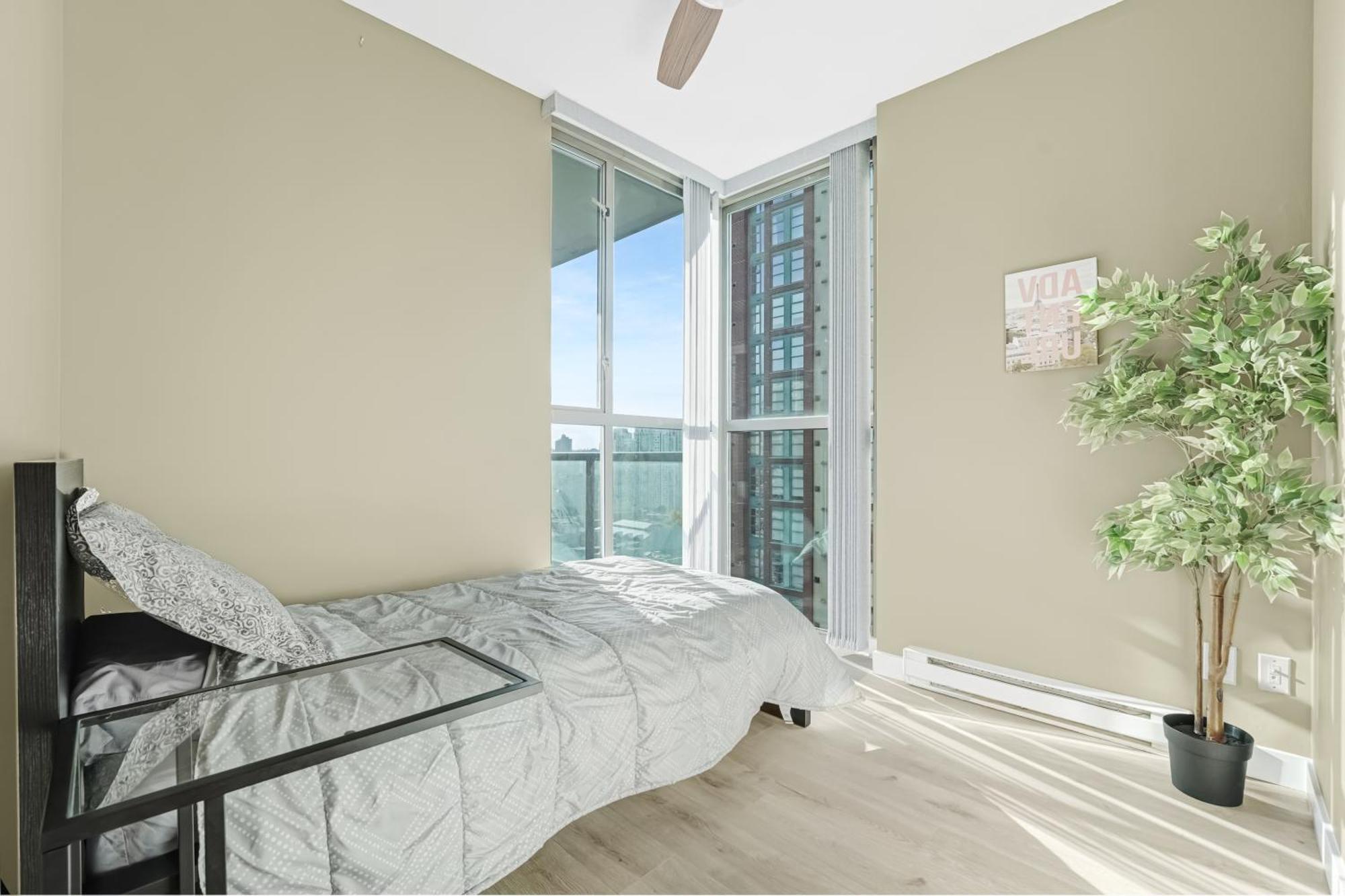 Apartment Spacious And Inviting Yaletown Two Bedroom With Views