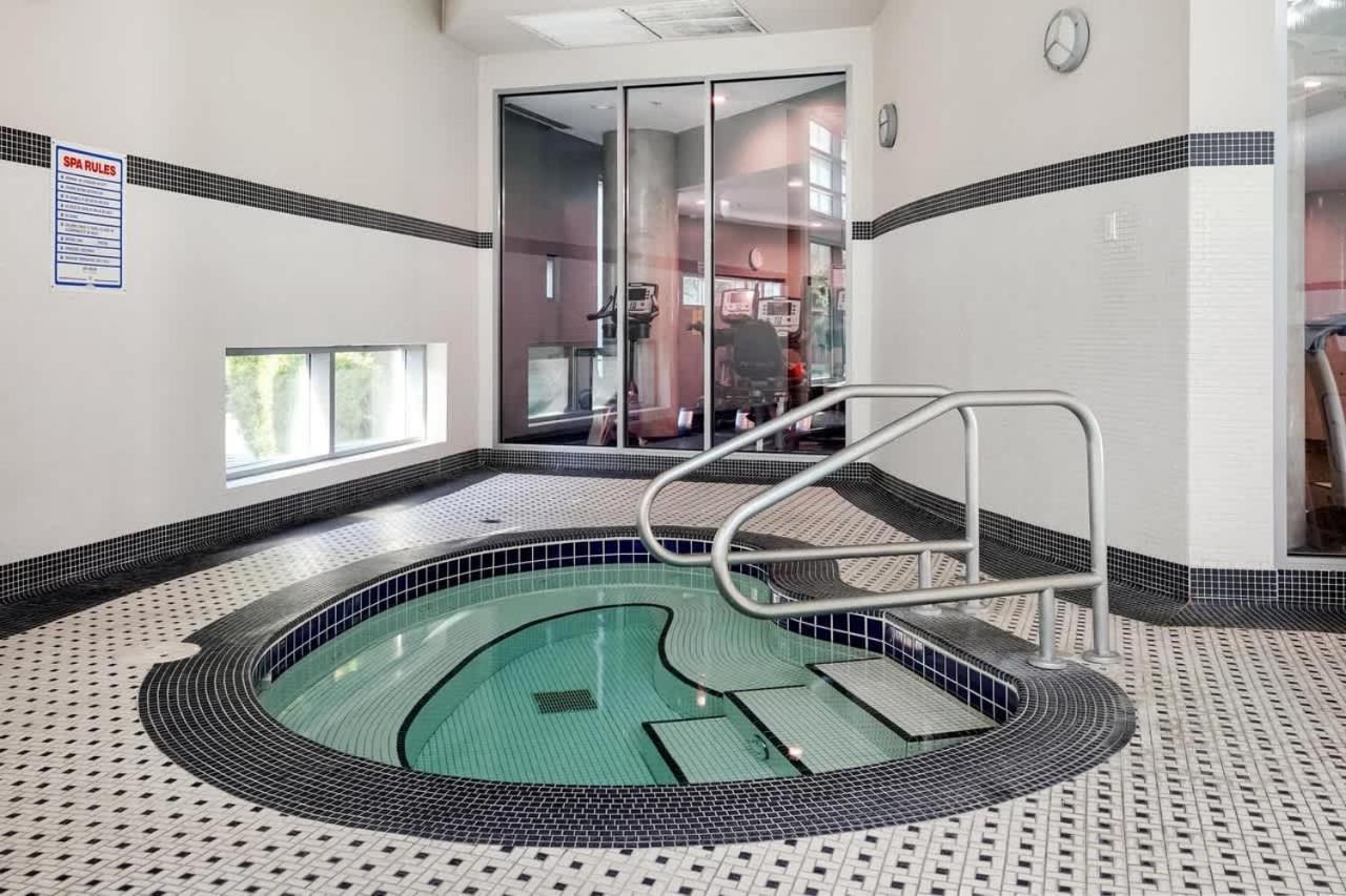 Modern Downtown With Pool Jacuzzi & Sauna Vancouver
