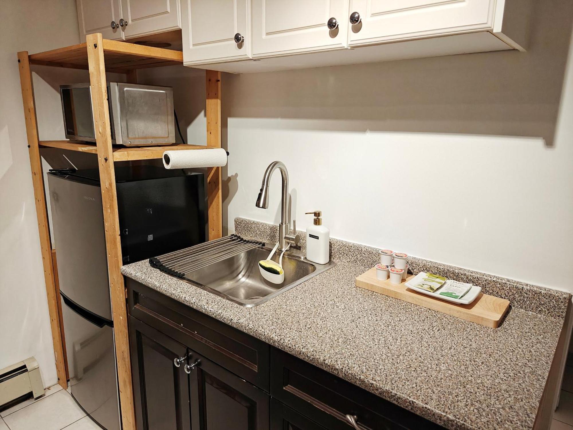 Holiday home Cozy Commercial Oasis - Private Entrance *