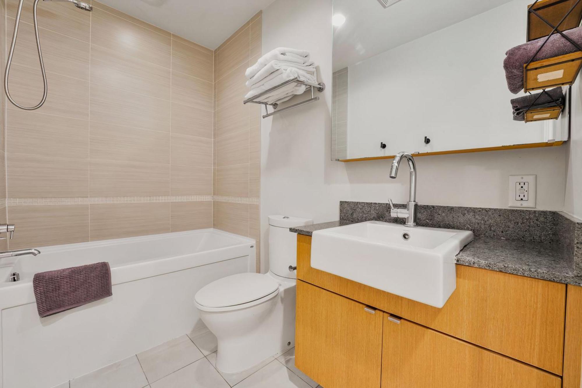 Apartment New Listing! Stellar 2 Bedroom Duplex In The Heart Of Downtown With Fireplace *