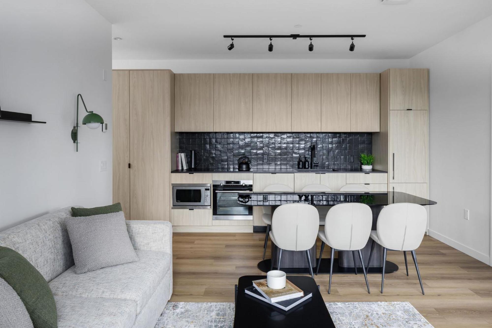 Smithe House 4*