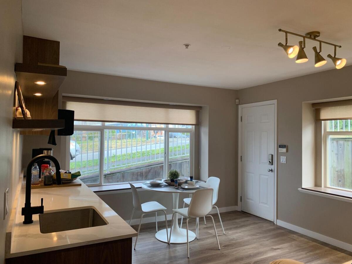 Brand New 2025 Scandinavian Style Designer's Suite, Near Skytrain Joyce Collingwood, East Apartment *