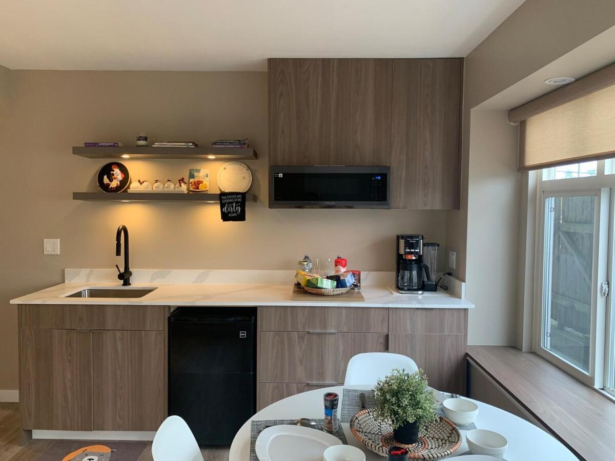 Brand New 2025 Scandinavian Style Designer's Suite, Near Skytrain Joyce Collingwood, East * Vancouver