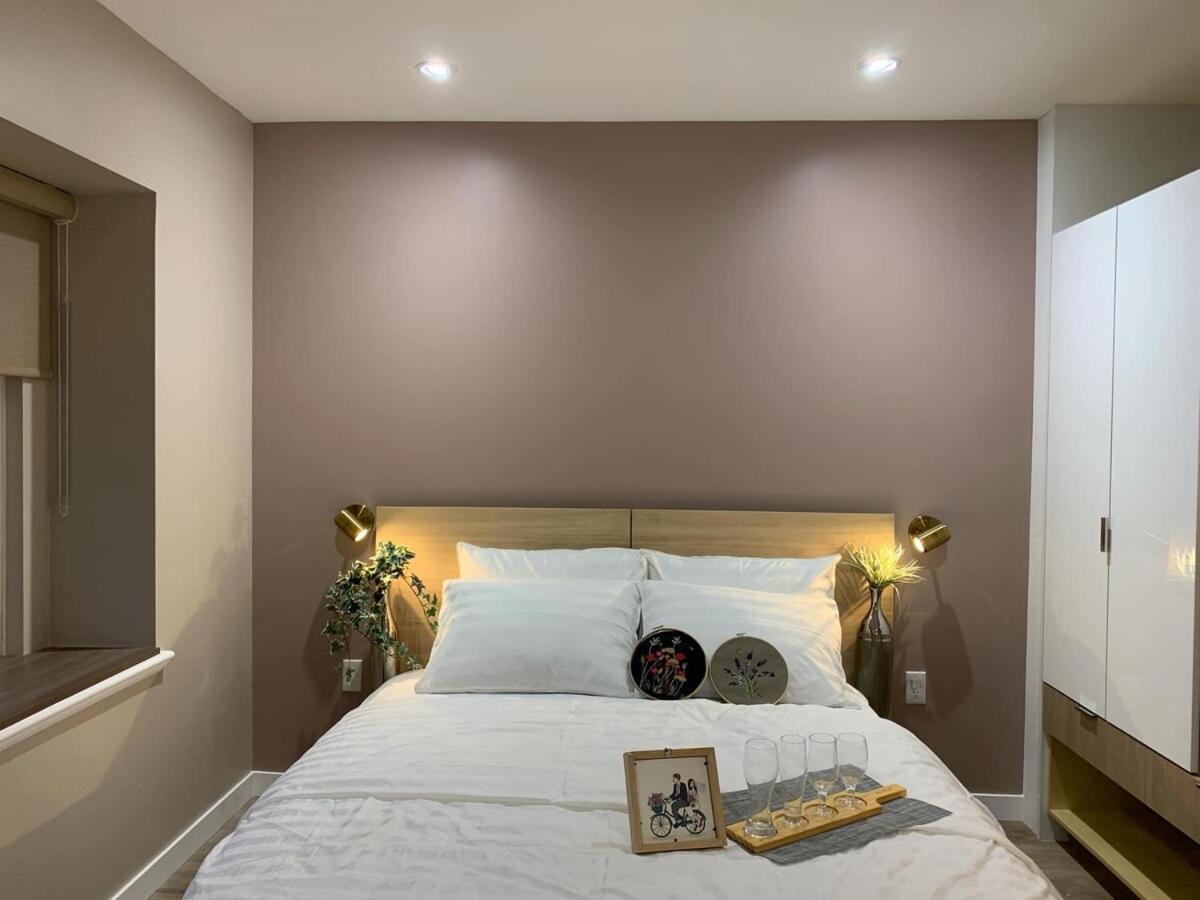 Brand New 2025 Scandinavian Style Designer's Suite, Near Skytrain Joyce Collingwood, East Apartment