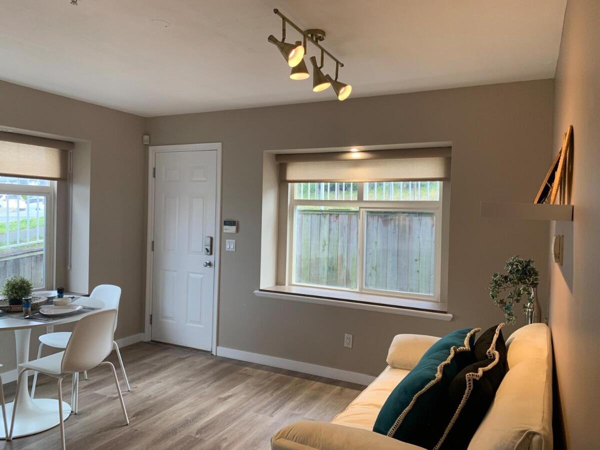 Apartment Brand New 2025 Scandinavian Style Designer's Suite, Near Skytrain Joyce Collingwood, East