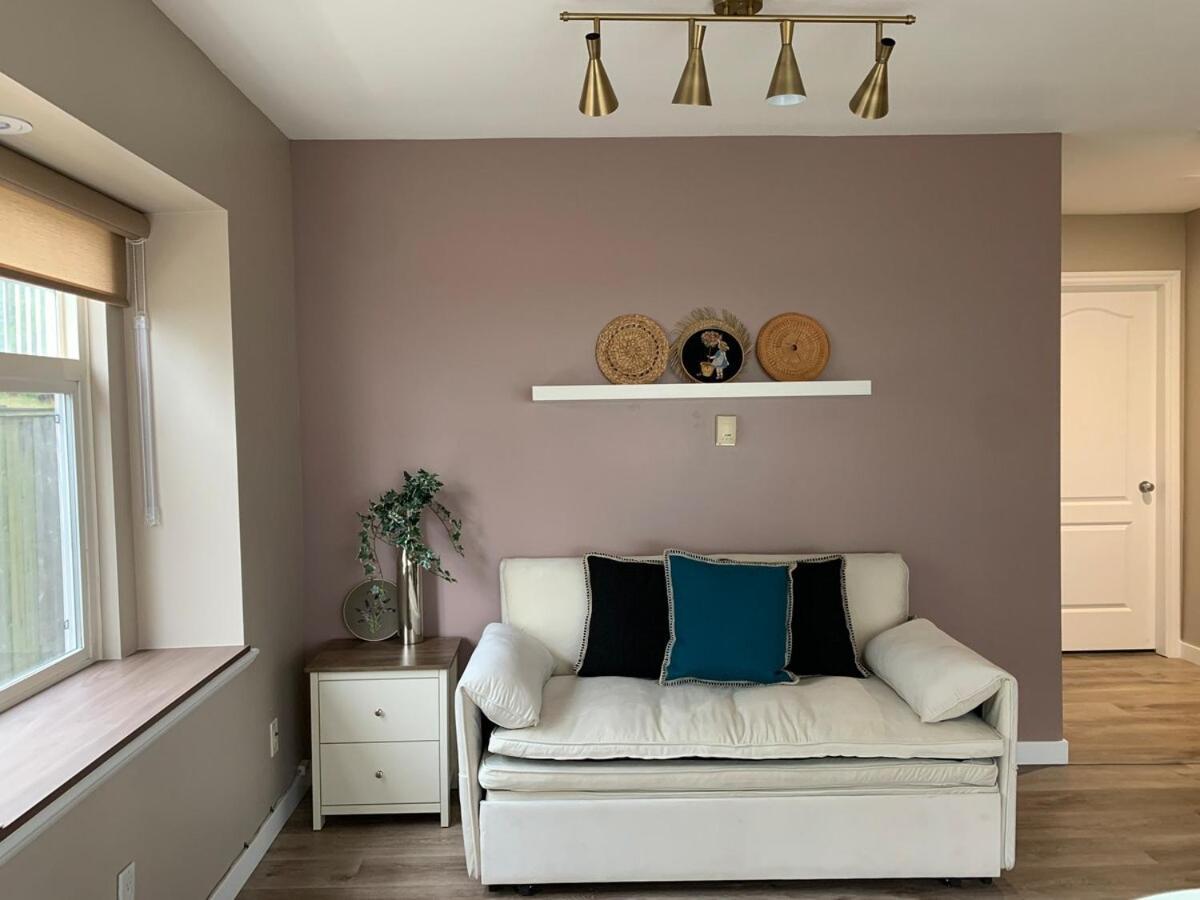 Apartment Brand New 2025 Scandinavian Style Designer's Suite, Near Skytrain Joyce Collingwood, East