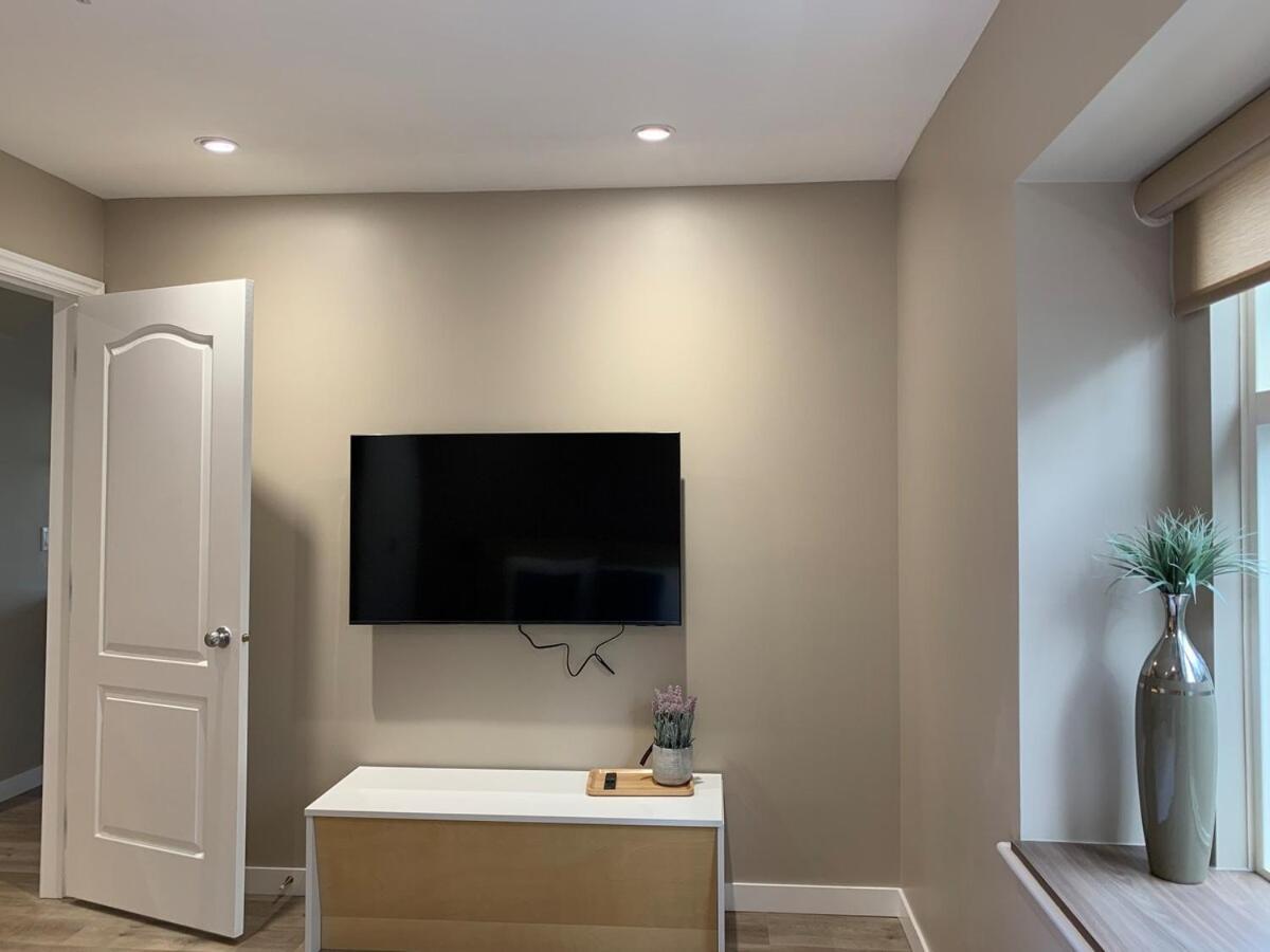 Brand New 2025 Scandinavian Style Designer's Suite, Near Skytrain Joyce Collingwood, East Apartment Vancouver