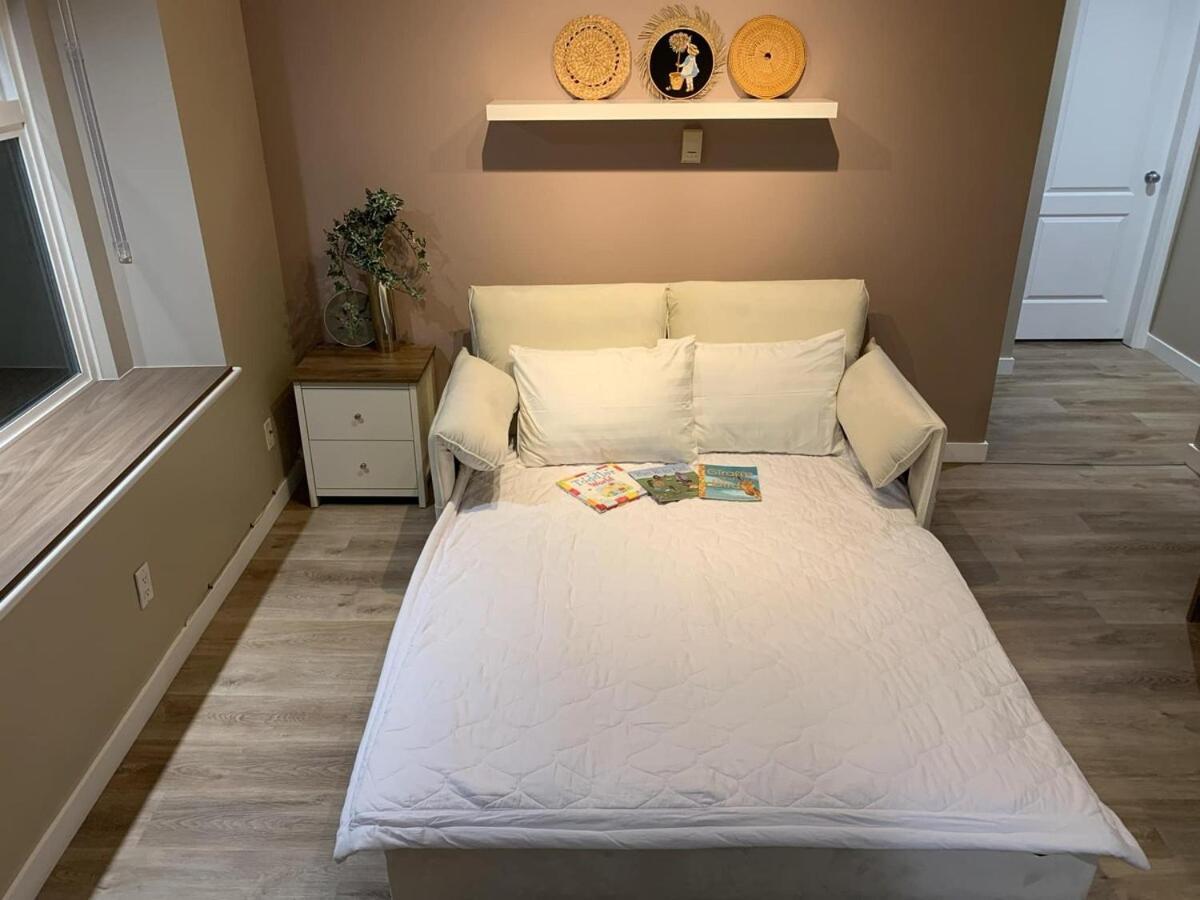 Apartment Brand New 2025 Scandinavian Style Designer's Suite, Near Skytrain Joyce Collingwood, East Vancouver