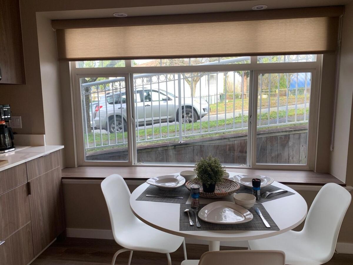 Brand New 2025 Scandinavian Style Designer's Suite, Near Skytrain Joyce Collingwood, East Apartment