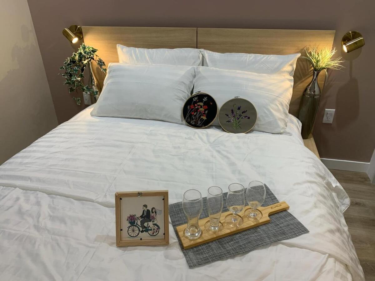 Apartment Brand New 2025 Scandinavian Style Designer's Suite, Near Skytrain Joyce Collingwood, East
