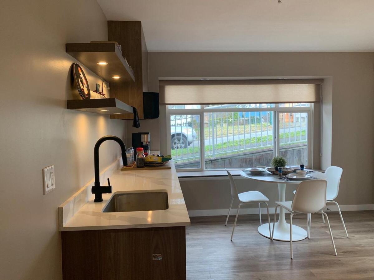 Brand New 2025 Scandinavian Style Designer's Suite, Near Skytrain Joyce Collingwood, East Apartment *