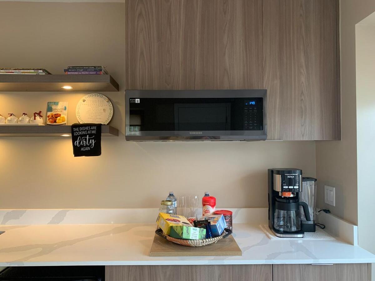 Brand New 2025 Scandinavian Style Designer's Suite, Near Skytrain Joyce Collingwood, East Apartment *