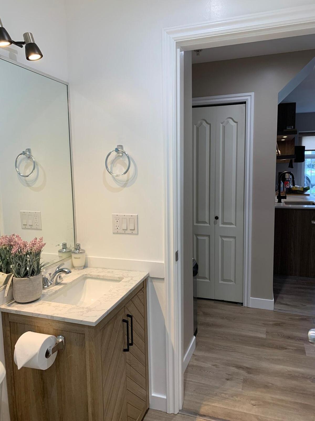 Brand New 2025 Scandinavian Style Designer's Suite, Near Skytrain Joyce Collingwood, East *
