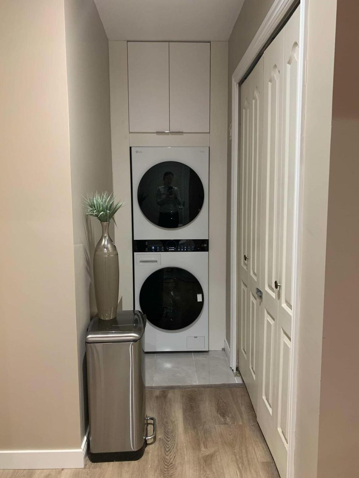 Brand New 2025 Scandinavian Style Designer's Suite, Near Skytrain Joyce Collingwood, East * Vancouver