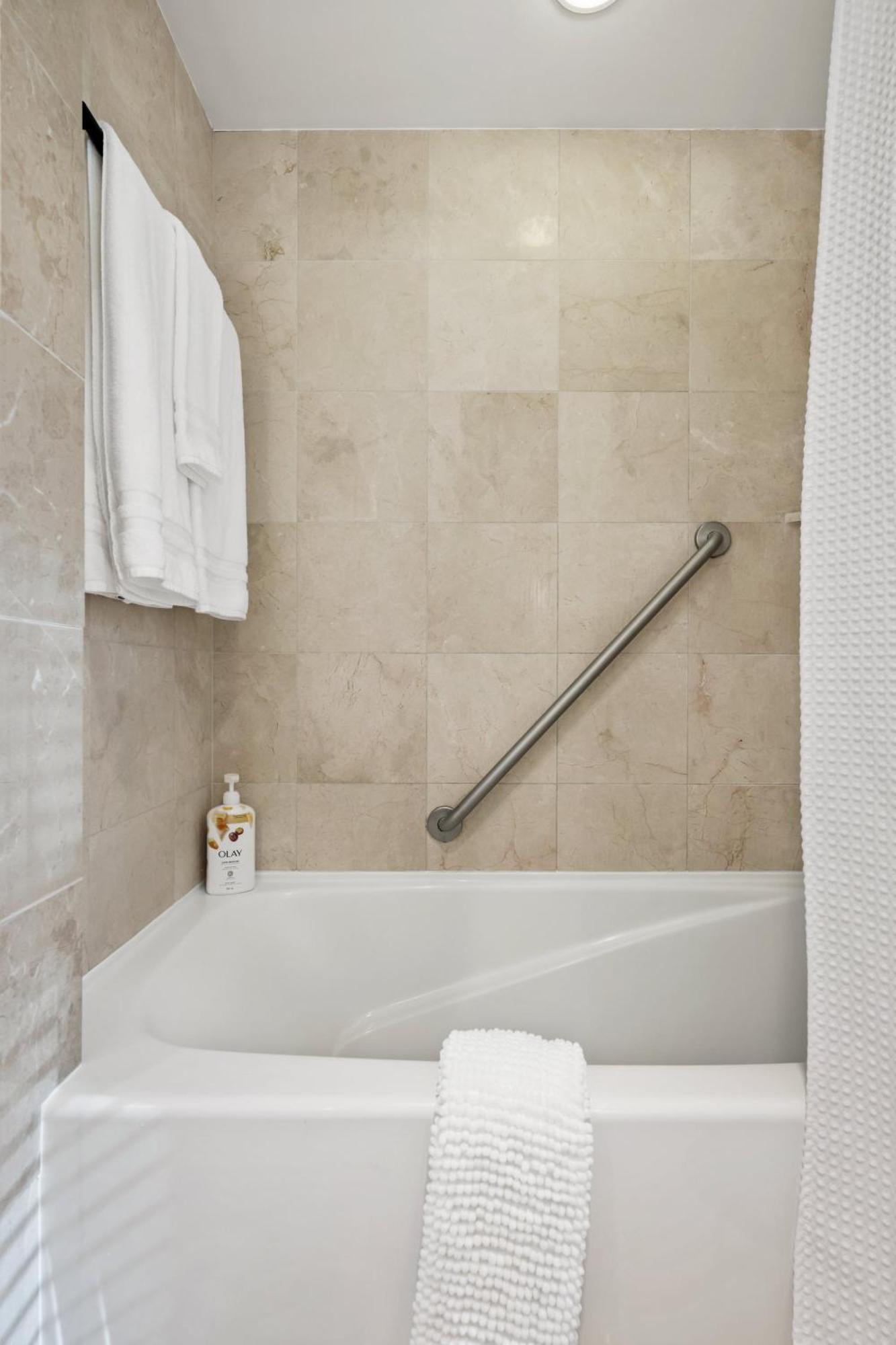 Elegant & Luxury 2 Bed Close To Convention Centre *