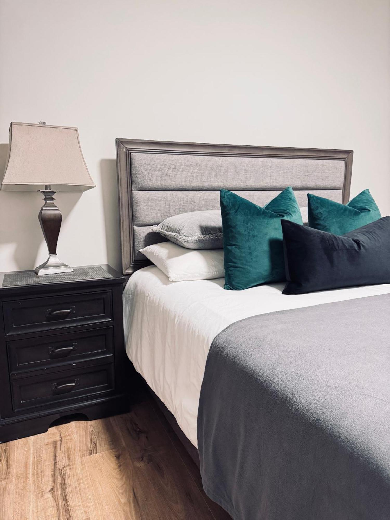 Deluxe Master Queen Bedroom With Bathroom In West